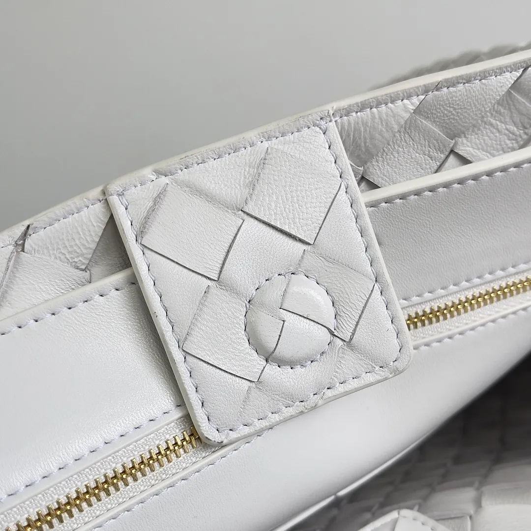 The 2023 new Andiamo batch of 2260 BV has been shipped‼ ️Really popular🔥The new Andiamo woven handbag launched by Bottega Veneta this season is really popular all over the world! ! Celebrities at home and abroad have worn it, and Oscar-winning actress Michelle Yeoh has taken it out on the street. Song Jia, Trai Yara, Yu Feihong, Sanji Ayaka, Rosie Hunting-Whiteley, Yoshioka Riho, etc. have all picked up this bag. It is classic and versatile, showing off its temperament, and the bag capacity is also large, which is very convenient for daily commuting! ! A variety of carrying methods, the shoulder straps can be adjusted by yourself, the original lambskin feels soft and delicate, and the unisex style breaks the gender boundaries and brings a more practical and long-lasting use experience. Andiamo, which has both elegant and casual styles, perfectly interprets the true appearance of "fashionable old money style". Style number: 743572 Size: 32*24*12